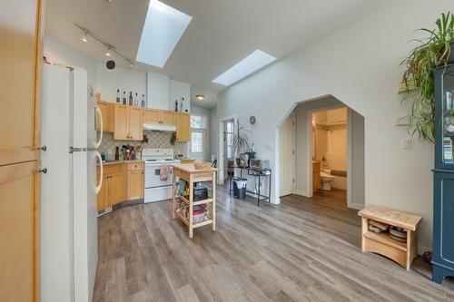 103-4880 Edelweiss Street, Radium Hot Springs, BC - Indoor Photo Showing Kitchen