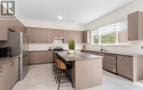 77 Pond View Gate, Hamilton, ON - Indoor Photo Showing Kitchen