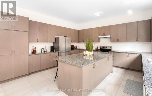 77 Pond View Gate, Hamilton, ON - Indoor Photo Showing Kitchen