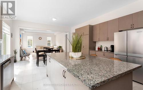 77 Pond View Gate, Hamilton, ON - Indoor Photo Showing Kitchen With Upgraded Kitchen