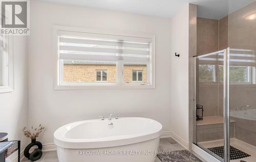 77 Pond View Gate, Hamilton, ON - Indoor Photo Showing Bathroom