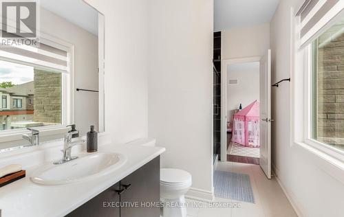 77 Pond View Gate, Hamilton, ON - Indoor Photo Showing Bathroom