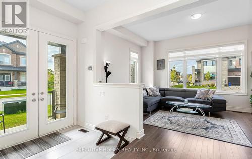 77 Pond View Gate, Hamilton, ON - Indoor Photo Showing Living Room