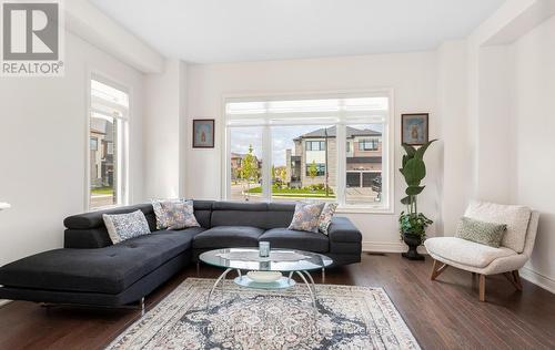 77 Pond View Gate, Hamilton, ON - Indoor Photo Showing Living Room