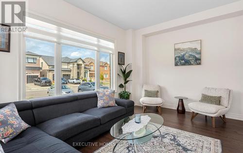 77 Pond View Gate, Hamilton, ON - Indoor Photo Showing Living Room