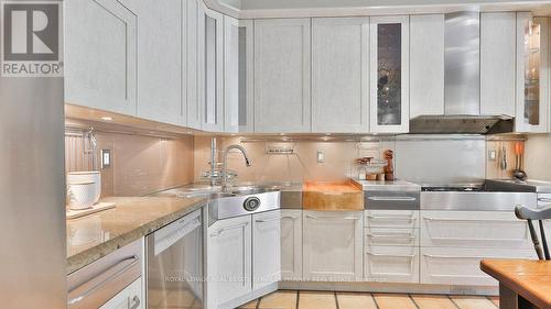 5570 Mcfarren Boulevard, Mississauga, ON - Indoor Photo Showing Kitchen