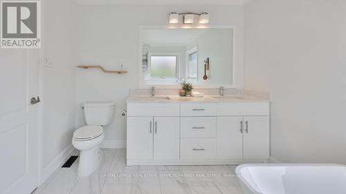 5570 Mcfarren Boulevard, Mississauga, ON - Indoor Photo Showing Bathroom