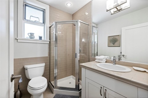 32-1059 Tanglewood Pl, Parksville, BC - Indoor Photo Showing Bathroom