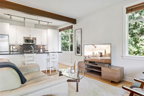32-1059 Tanglewood Pl, Parksville, BC - Indoor Photo Showing Living Room