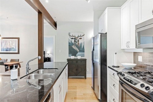 32-1059 Tanglewood Pl, Parksville, BC - Indoor Photo Showing Kitchen With Double Sink With Upgraded Kitchen