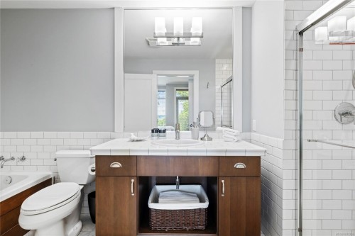 32-1059 Tanglewood Pl, Parksville, BC - Indoor Photo Showing Bathroom