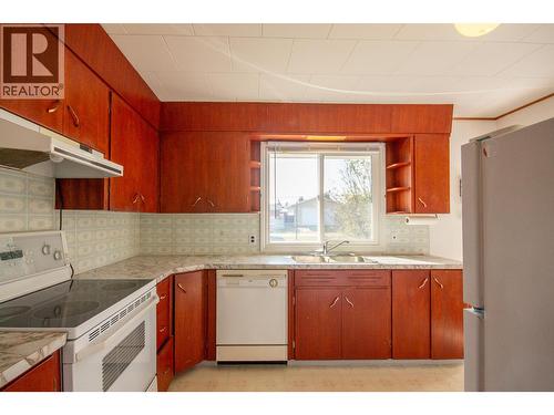 1549 110 Avenue, Dawson Creek, BC - Indoor Photo Showing Kitchen
