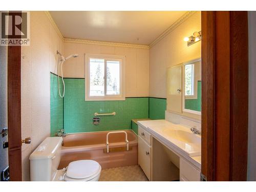 1549 110 Avenue, Dawson Creek, BC - Indoor Photo Showing Bathroom