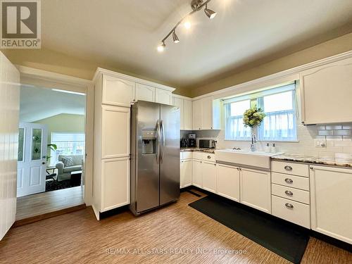 18 Joseph Street, Kawartha Lakes (Bobcaygeon), ON - Indoor Photo Showing Kitchen