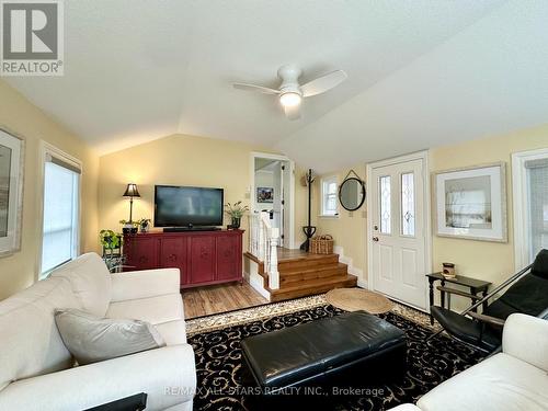 18 Joseph Street, Kawartha Lakes (Bobcaygeon), ON - Indoor Photo Showing Living Room