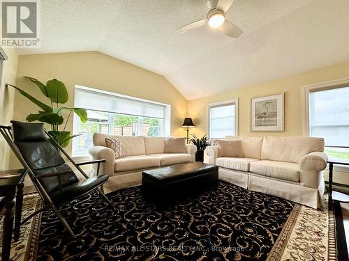 18 Joseph Street, Kawartha Lakes (Bobcaygeon), ON - Indoor Photo Showing Living Room