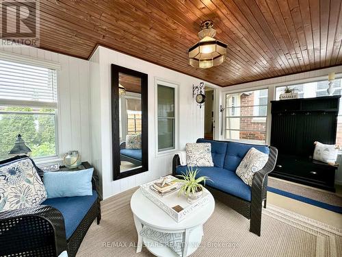 18 Joseph Street, Kawartha Lakes (Bobcaygeon), ON - Indoor Photo Showing Living Room