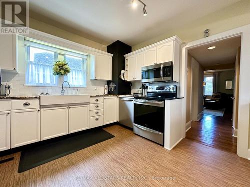 18 Joseph Street, Kawartha Lakes (Bobcaygeon), ON - Indoor Photo Showing Kitchen