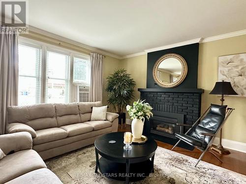 18 Joseph Street, Kawartha Lakes (Bobcaygeon), ON - Indoor Photo Showing Living Room With Fireplace