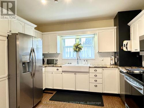 18 Joseph Street, Kawartha Lakes (Bobcaygeon), ON - Indoor Photo Showing Kitchen