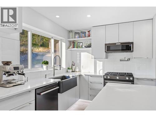 8195 Jackpine Road, Vernon, BC - Indoor Photo Showing Kitchen With Upgraded Kitchen