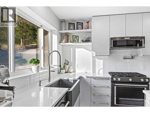 8195 Jackpine Road, Vernon, BC - Indoor Photo Showing Kitchen With Upgraded Kitchen