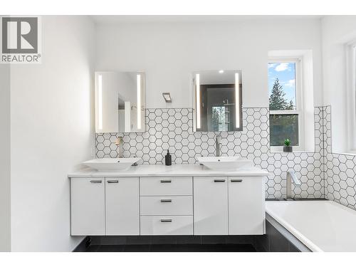 8195 Jackpine Road, Vernon, BC - Indoor Photo Showing Bathroom
