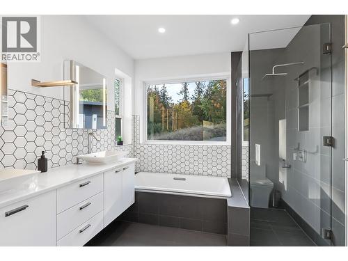 8195 Jackpine Road, Vernon, BC - Indoor Photo Showing Bathroom