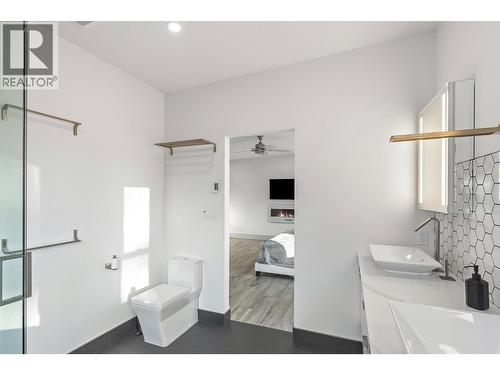 8195 Jackpine Road, Vernon, BC - Indoor Photo Showing Bathroom