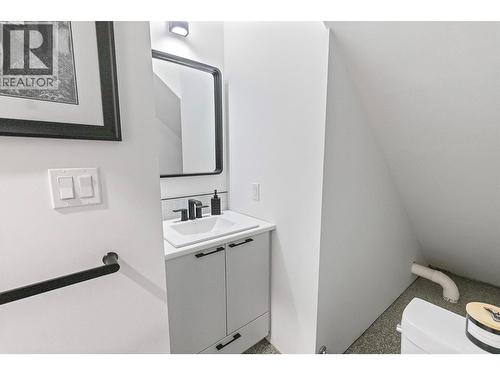 8195 Jackpine Road, Vernon, BC - Indoor Photo Showing Bathroom