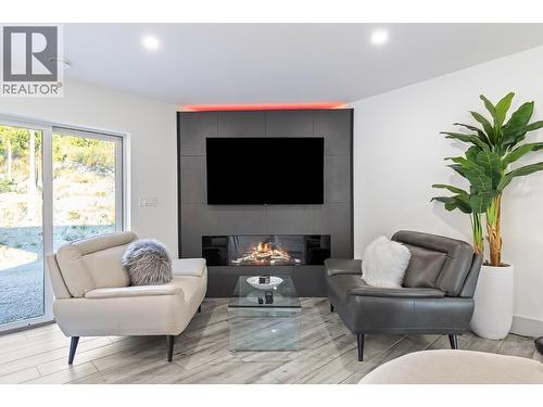 8195 Jackpine Road, Vernon, BC - Indoor Photo Showing Living Room