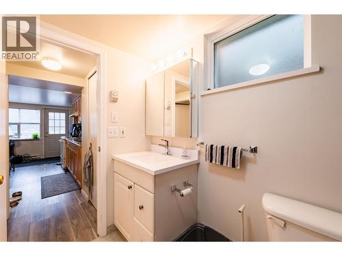 220-222 Vernon Street, Nelson, BC - Indoor Photo Showing Bathroom