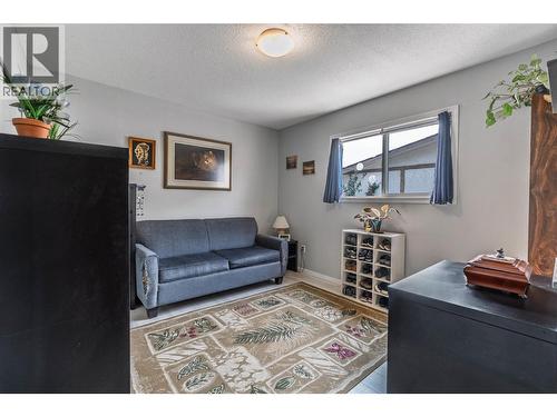 520 3Rd Avenue, Keremeos, BC - Indoor Photo Showing Living Room