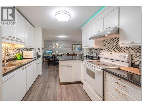 272 Green Avenue Unit# 306, Penticton, BC - Indoor Photo Showing Kitchen With Double Sink