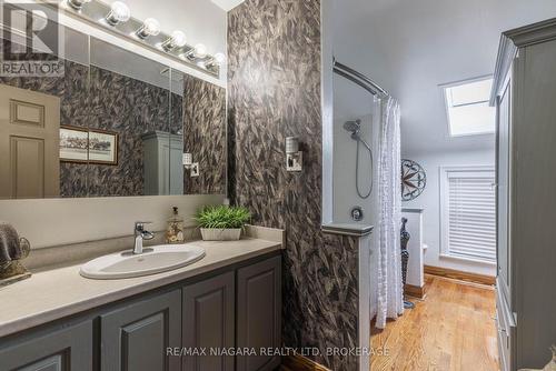 147 Geneva Street, St. Catharines (Downtown), ON - Indoor Photo Showing Bathroom