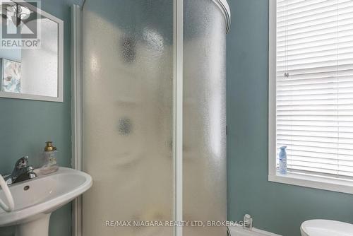 147 Geneva Street, St. Catharines (Downtown), ON - Indoor Photo Showing Bathroom
