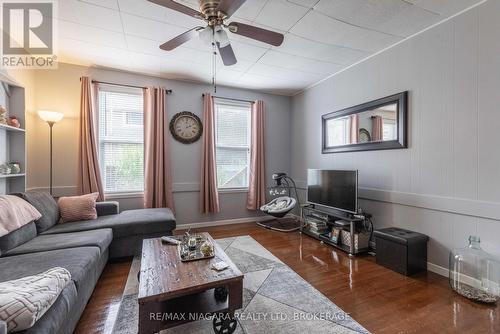 147 Geneva Street, St. Catharines (Downtown), ON - Indoor Photo Showing Living Room