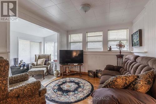 147 Geneva Street, St. Catharines (Downtown), ON - Indoor Photo Showing Living Room