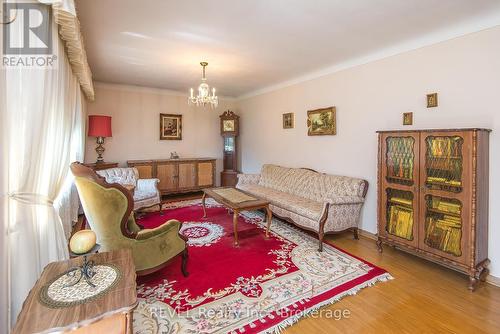 9 Hawthorne Avenue, St. Catharines (Carlton/Bunting), ON - Indoor Photo Showing Living Room