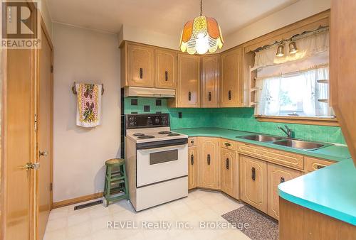 9 Hawthorne Avenue, St. Catharines (Carlton/Bunting), ON - Indoor Photo Showing Kitchen With Double Sink