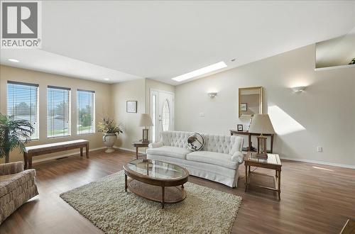 7761 Devito Drive, Trail, BC - Indoor Photo Showing Living Room