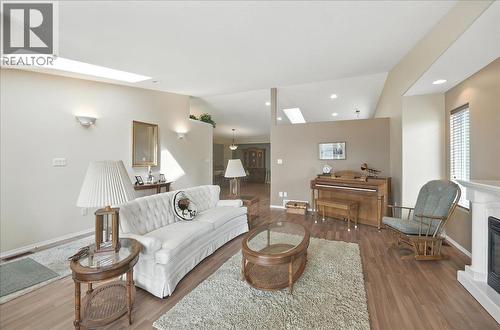 7761 Devito Drive, Trail, BC - Indoor Photo Showing Living Room