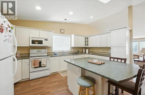 7761 Devito Drive, Trail, BC - Indoor Photo Showing Kitchen