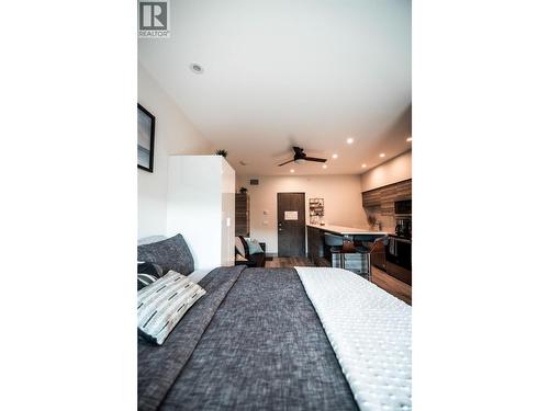 2555 Lakeshore Road Unit# 518, Vernon, BC - Indoor Photo Showing Bedroom