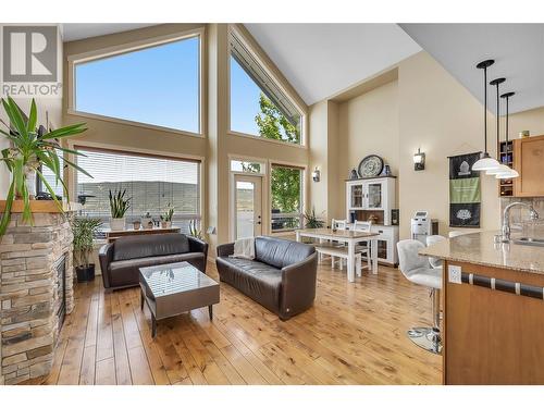 6930 Barcelona Drive E Unit# 47, Fintry, BC - Indoor Photo Showing Living Room