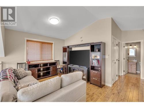 6930 Barcelona Drive E Unit# 47, Fintry, BC - Indoor Photo Showing Living Room