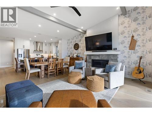 10100 Tyndall Road Unit# 25, Lake Country, BC - Indoor Photo Showing Living Room With Fireplace