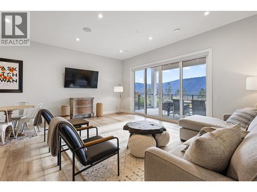 10100 Tyndall Road Unit# 25, Lake Country, BC - Indoor Photo Showing Living Room