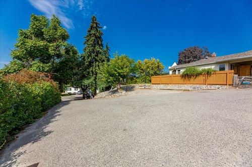 1377 Orchard Drive, Kelowna, BC - Outdoor