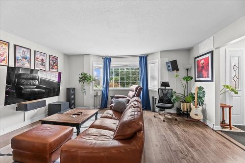 1377 Orchard Drive, Kelowna, BC - Indoor Photo Showing Living Room